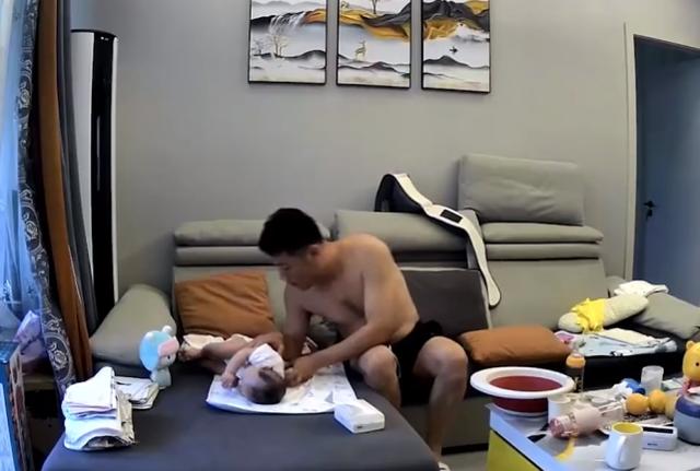 辽宁一男子刚给宝宝换完尿布就接到老婆电话 听完后想把监控砸了 全网搜