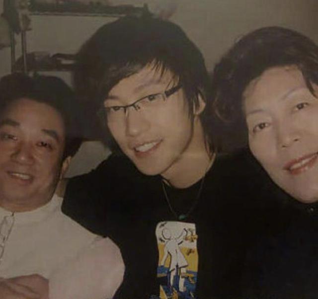 乔任梁父母首谈儿子去世经历，妈妈哭到晕倒，费时一年找清幽墓地