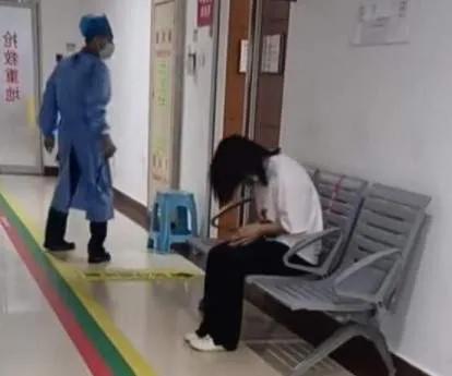 深圳一小孩被锁在车内身亡