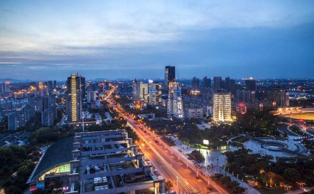 GDP突破2000亿元的县级市，一共有6个，都位于华东地区