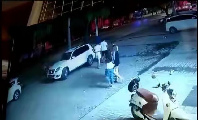 20岁女幼师饭局后命丧湖中认定自杀，家属称多处伤痕、未穿裤子、手机被格式化；警方回应：将重新核查此案