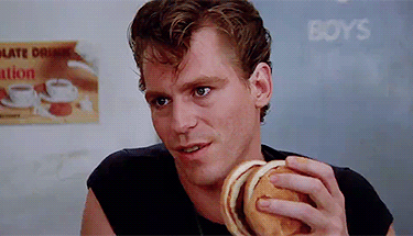 晚上吃苹果容易伤胃？医生建议：到了晚上，这4种食物尽量少吃