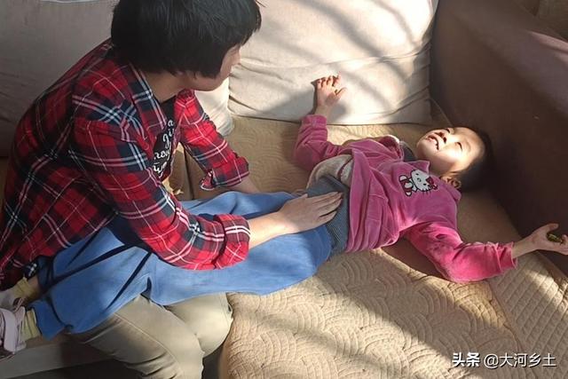 女子买菜摔倒致早产，孩子出生时仅有1.35斤，为保命经数次手术