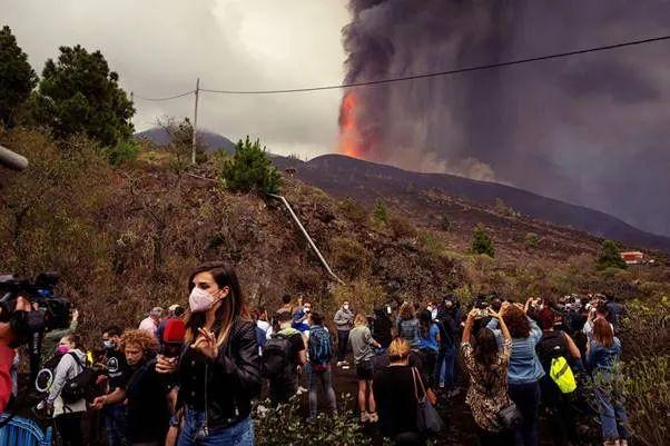 灾难！旅游胜地火山爆发，民宅被吞噬，豪宅泳池变滚锅，7000人撤离，中使馆提醒