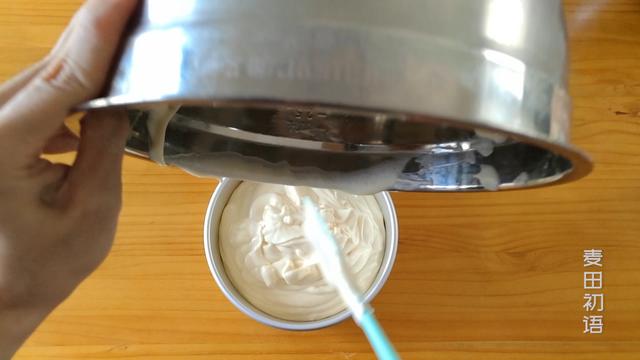 戚风蛋糕底部凹陷的原因（戚风蛋糕底部凹陷是什么原因）