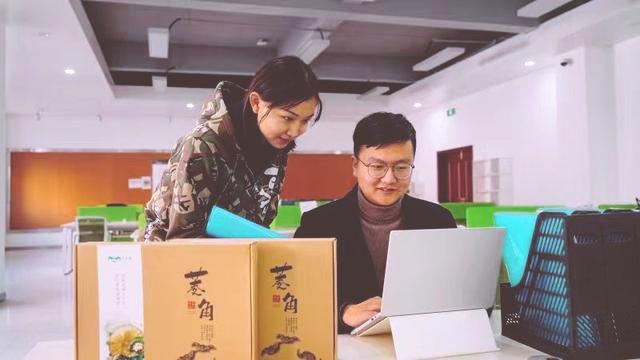 湖北武汉：95后小伙卖菱角一年搞3000万 玩电商发财