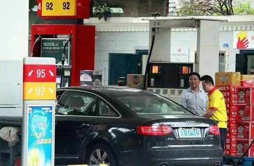 油价迎来“14涨”加满70升汽油多花100元，2.37亿车主叫苦连天￼