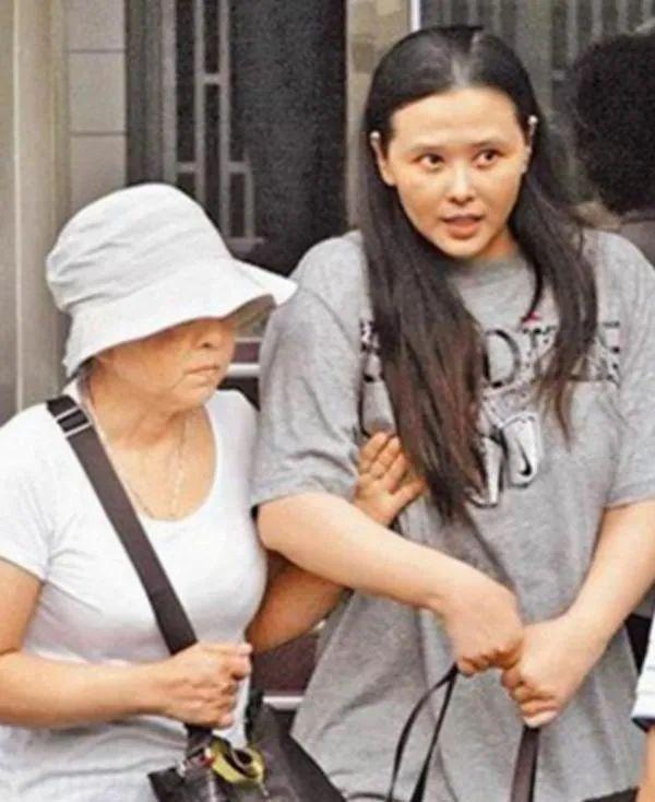 "好在陈少霞性格乐观,挺过了最难的日子,还遇到了第二任丈夫李文辉