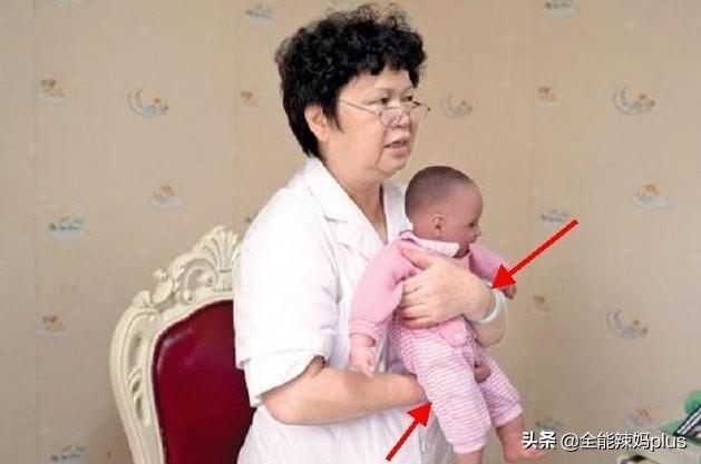 有些娃抱着就成了“歪脖子”! 这种“毁娃”抱姿，新手父母最爱做