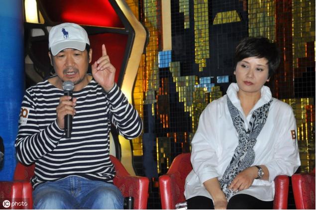 张国立的老婆:张国立与妻子罕见同框，虽结婚三十年，但61岁邓婕仍保养的很好