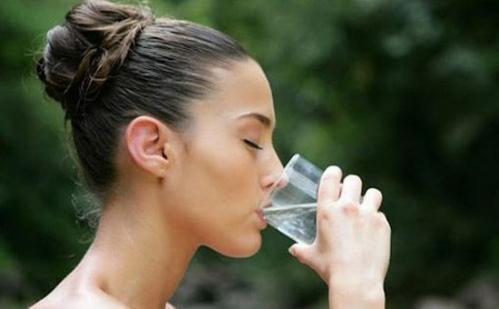 着急喝水，热水和冷水“相掺”，对身体有什么影响？不妨早知晓