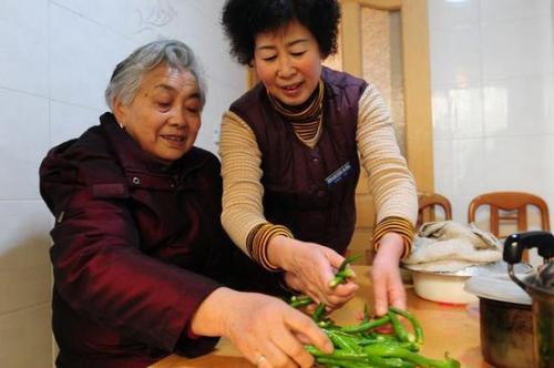 拿身体乳涂在脚上拿塑料包着