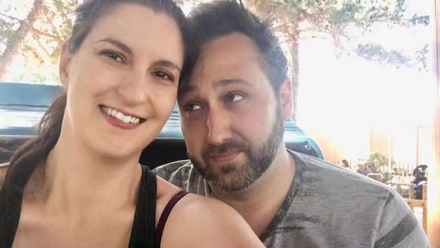 美国两夫妇互相生下了对方的娃，原因是试管婴儿操作闹乌龙；一对夫妇发现孩子肤色较深起疑心，如今起诉诊所