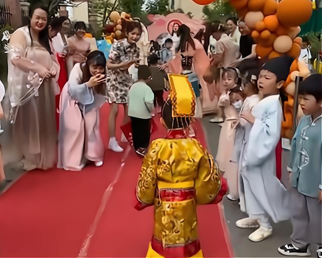 江苏幼儿园举行汉服活动，男孩身披黄袍超抢眼，家长吐槽没必要