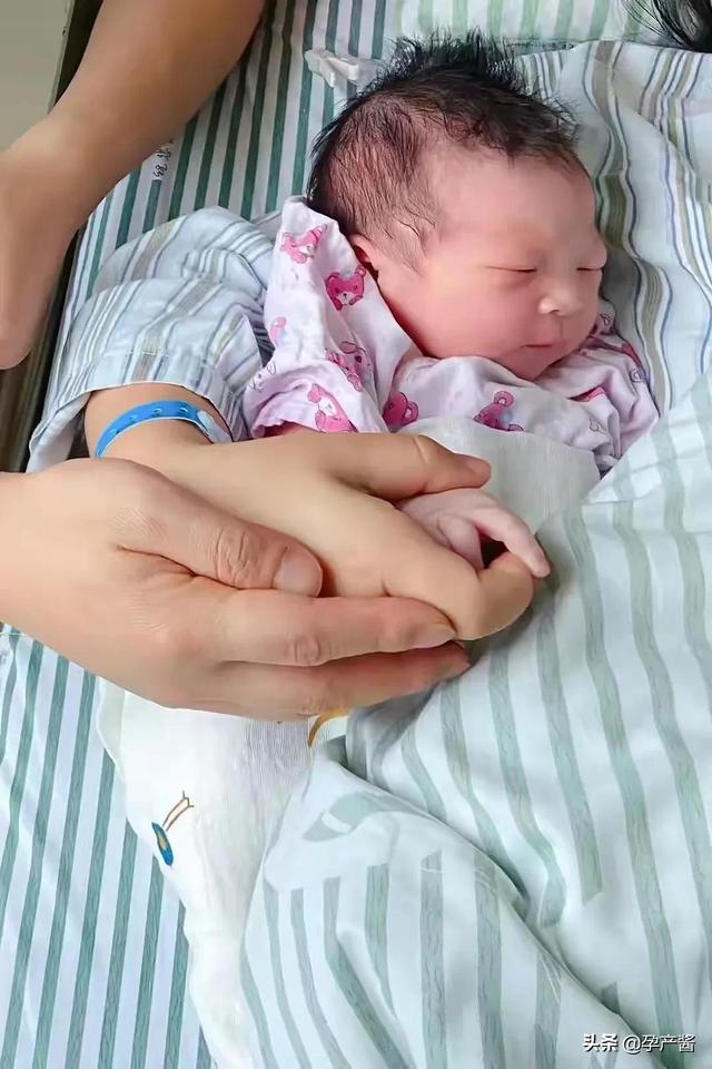 第一篇《我的剖腹产日记》:医生按肚子按到我肋骨，我直接飚泪