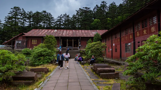 峨眉山独特的住宿方式（峨眉山寺院住宿体验）