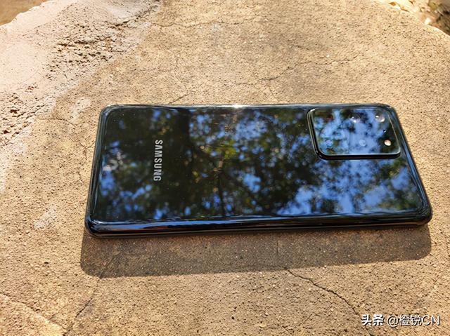 一年后，再看三星S20 Ultra：极致的硬件弥补不了拉垮的体验