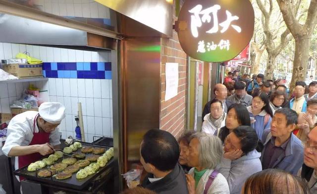 上海葱油饼上海最传奇小吃店靠5块一个阿大葱油饼一年收入