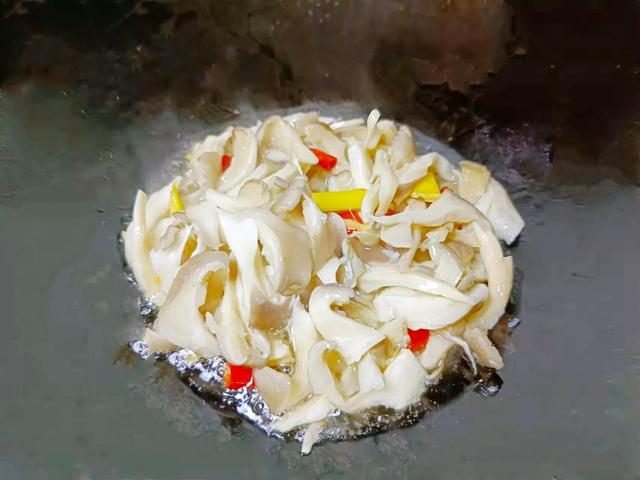 天冷给孩子吃什么好？记得用包菜和鸡蛋做道下饭菜，维生素U丰富