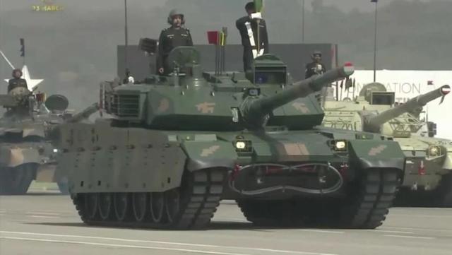 巴基斯坦VT-4坦克配钨合金穿甲弹，美媒：轻松打穿印度最顶级坦克