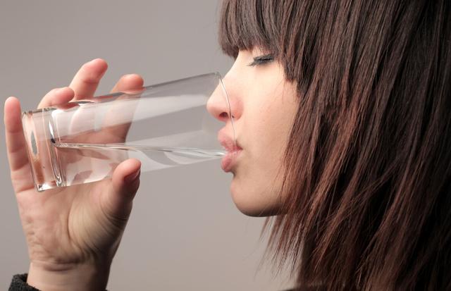 身体出现4个迹象，或是提醒你盐吃多了，要尽量限制盐的摄入量