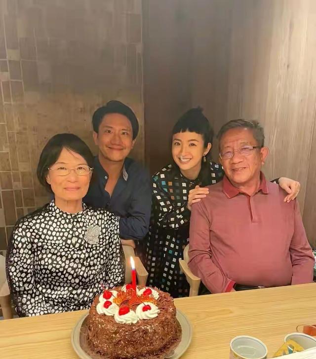 恭喜！林依晨官宣怀孕喜讯，孕肚已经很大了，再有2个月即将生产