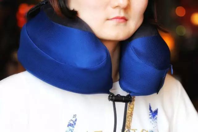 护颈枕的正确枕法,正确戴脖枕(热敷,按摩双面结合)