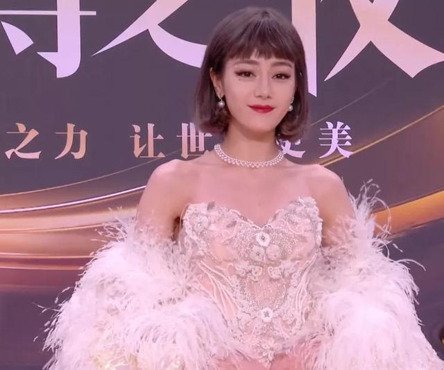 「刚刚宣布」微博之夜 红毯（微博之夜红毯造型评价）