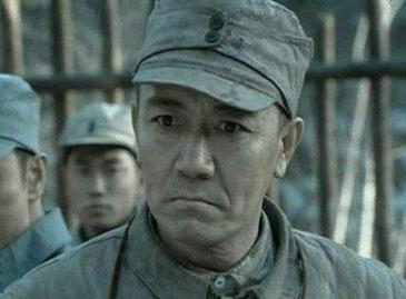 他是李云龙的原型，但却因为小姨子，自己从中将被降到了大校