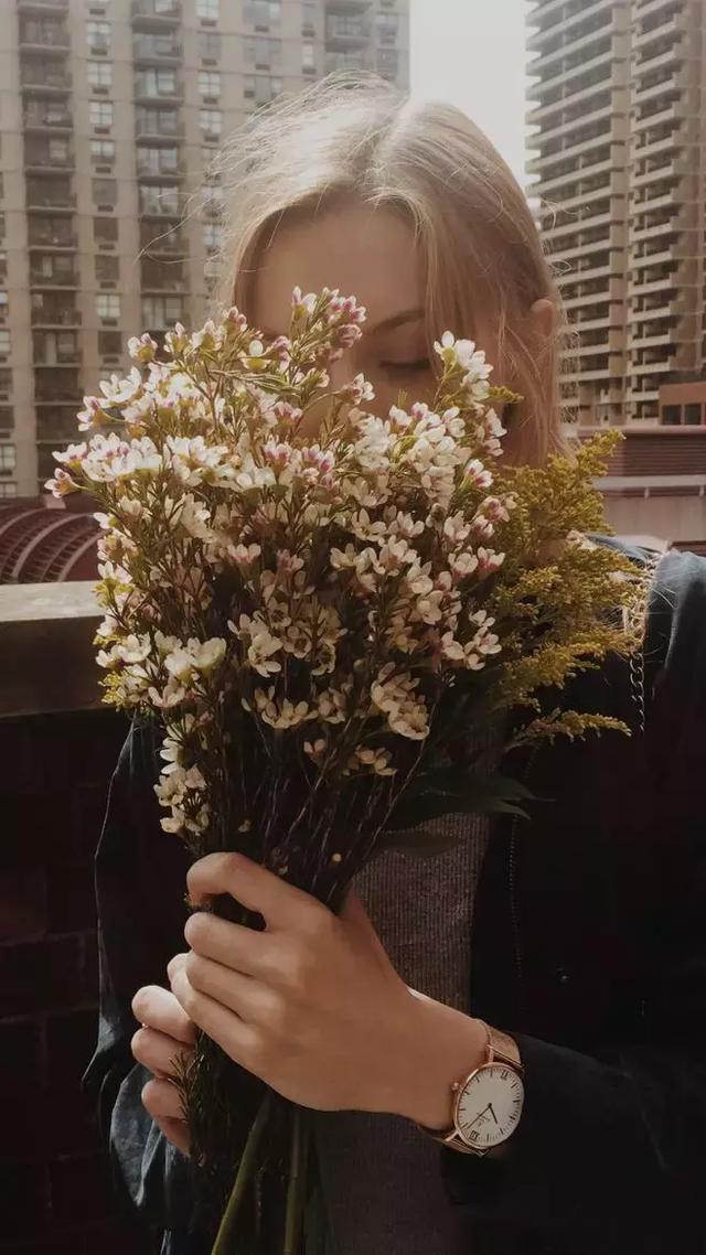 晚安的心情文字181122：我可以对世界微笑，却想你能借个肩膀给我哭泣