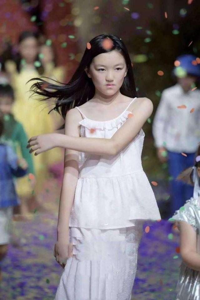 50岁李亚鹏又要当爹？陪90后选美冠军做产检，李嫣以后怎么办？
