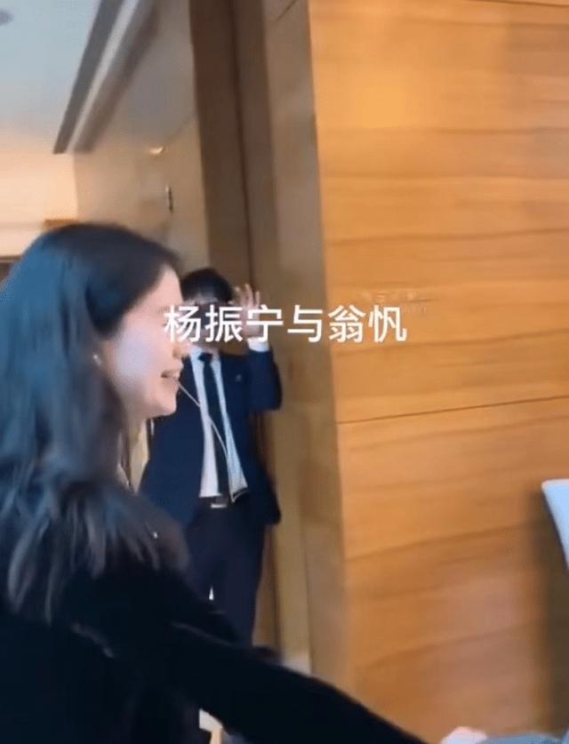 杨振宁百岁华诞，被妻子搀扶出镜，细节透露他很依赖翁帆
