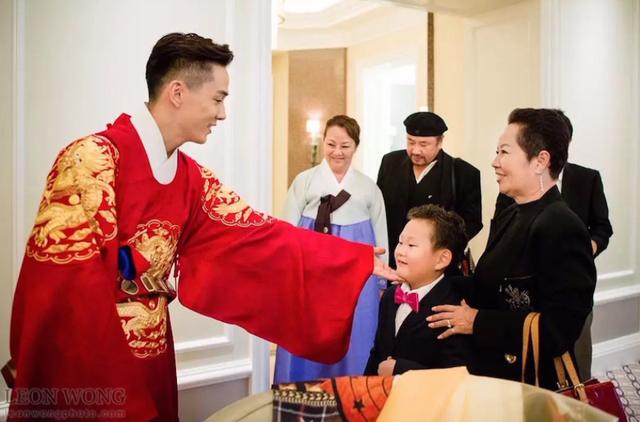 戚薇李承鉉婚禮照片曝光 戚薇穿韓服超好看 不愧是高顏值夫妻 中國熱點