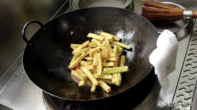 原來小炒茄子要這樣做，難怪以前炒的油膩還發黑，一看才明白 美食頻道 第14张
