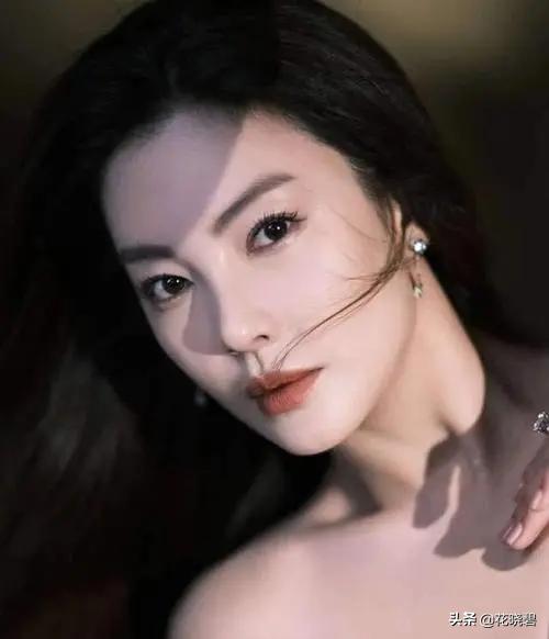 李柄熹为张雨绮在沙漠放烟花，贴心捂住耳朵，女友感动的眼眶湿润