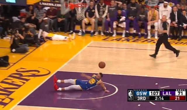 图看NBA五大爆笑瞬间：邓肯大风车“暴扣”，阿泰防守扒对手球裤