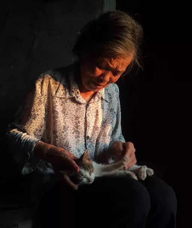 [微信七里香代理]，微信视频发黑了怎么调呢