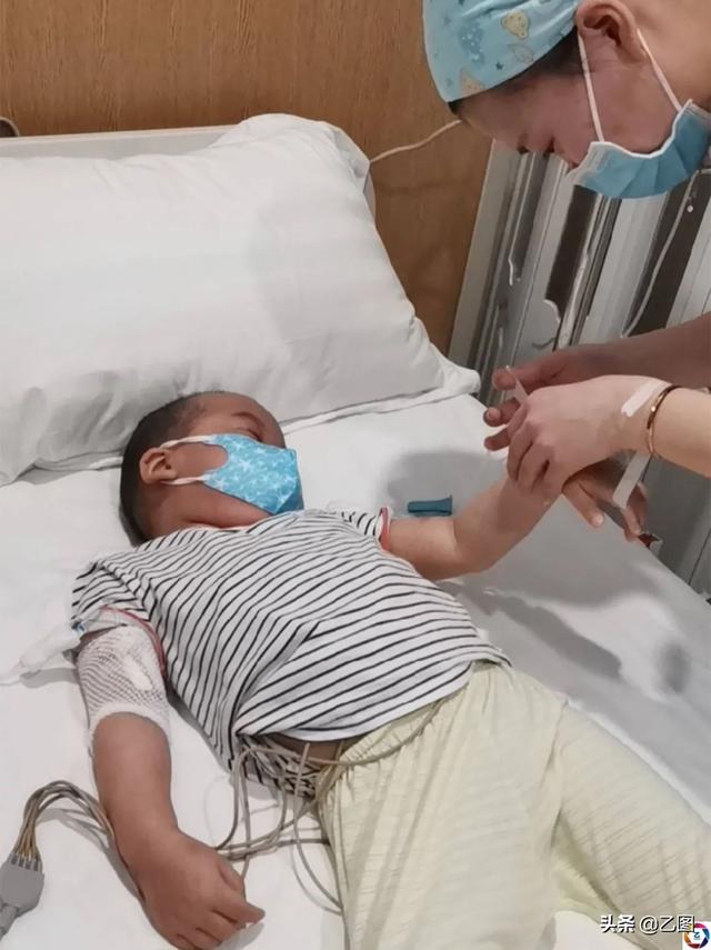 4岁男童生命垂危，独自一人在移植仓里求生，父母隔着监控屏流泪