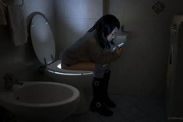 放下手机，多与他人交流