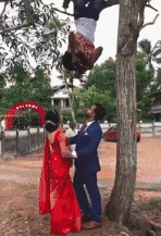 爆笑动图：倒挂树枝上拍婚纱照！现在的摄影师真的是太不容易了！