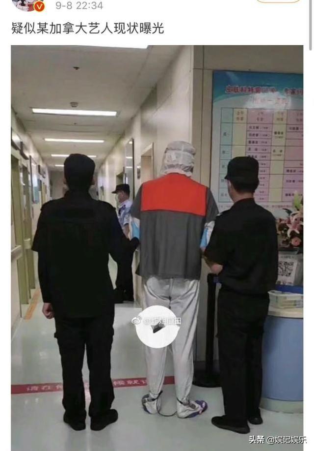 吴亦凡就医 一男子戴脚链在警察看押下现身医院 背影神似吴亦凡 全网搜