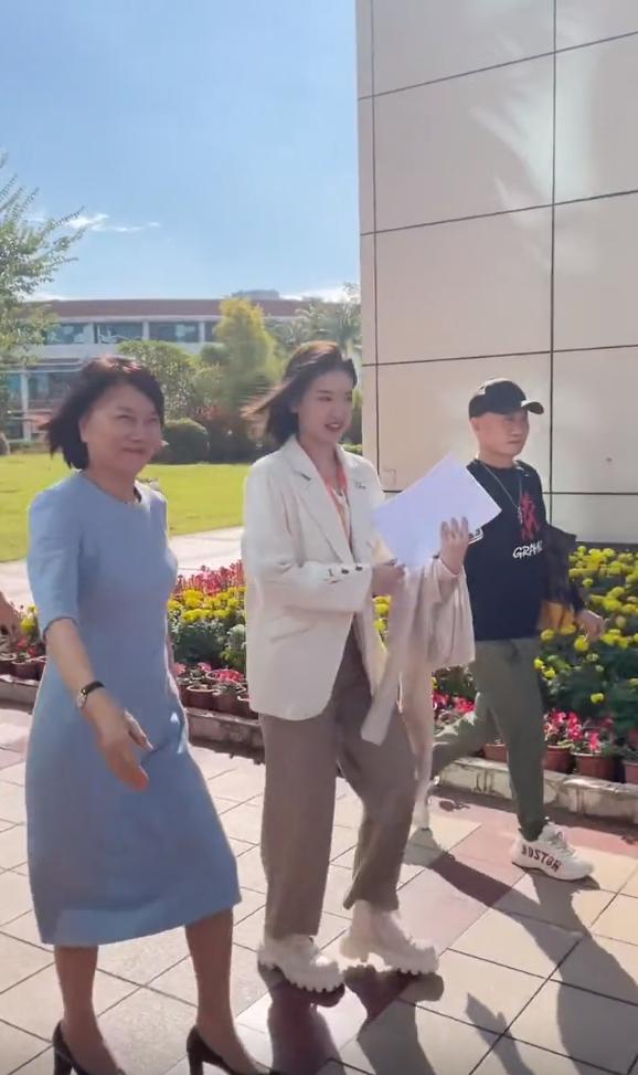 格力三十周年庆典现场曝光，董明珠穿礼裙现身，22岁接班人地位高