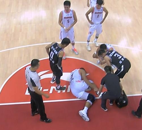 19-20cba总决赛第三场易建联（中国男篮遭重创！易建联无对抗倒地，被搀扶离场，广东女球迷痛哭）