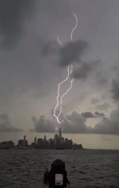 紐約世貿中心遭雷劈 颶風來襲烏雲壓城 數道閃電擊中塔頂 Kks資訊網