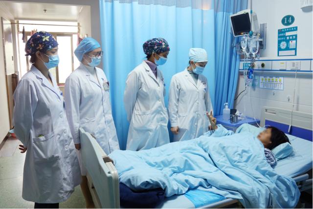 危急！高龄产妇胎死宫内并大出血，医生上演“生死营救”