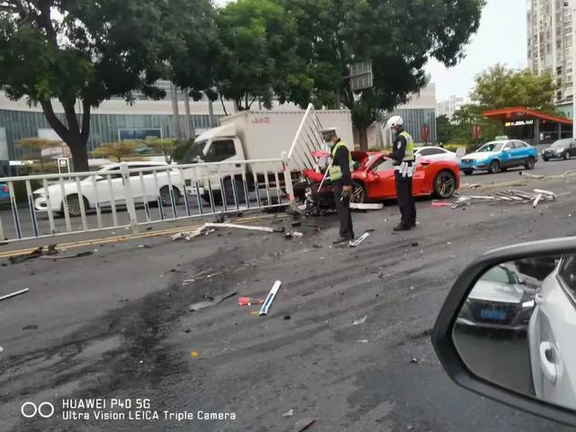 厦门今早一法拉利撞护栏！刚刚，警方通报来了
