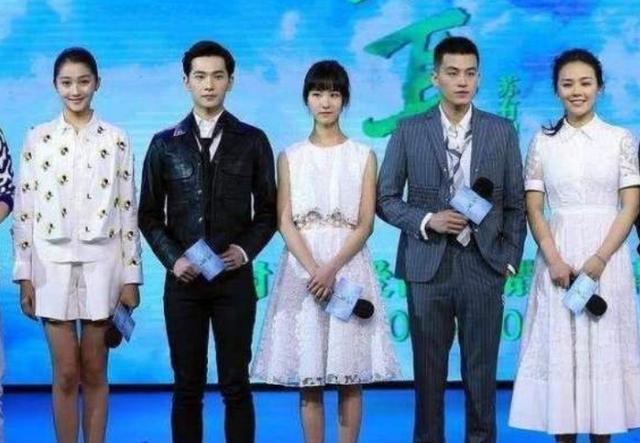 左边的关晓彤身高172厘米,右边陈都灵身高167厘米,站在中间的杨洋似乎