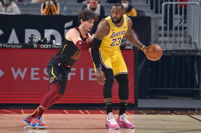 詹姆斯撞飞希罗动图(詹姆斯撞飞希罗)