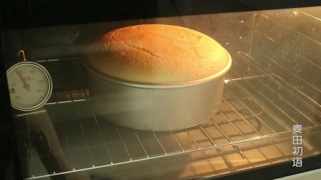 戚风蛋糕底部凹陷的原因（戚风蛋糕底部凹陷是什么原因）