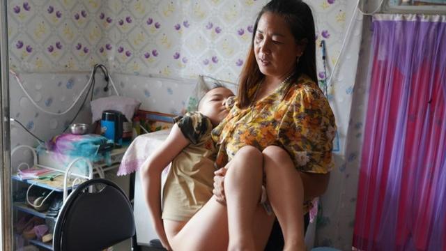 女子意外怀孕后不顾反对生下双胞胎，医生看后断言：活不过18岁